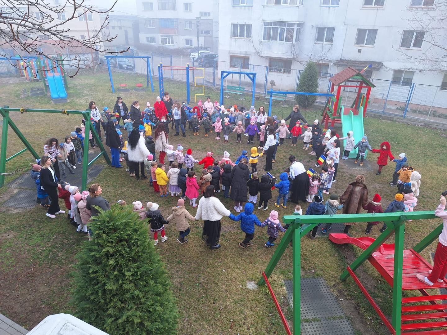 ”Hai să dăm mână cu mână!”